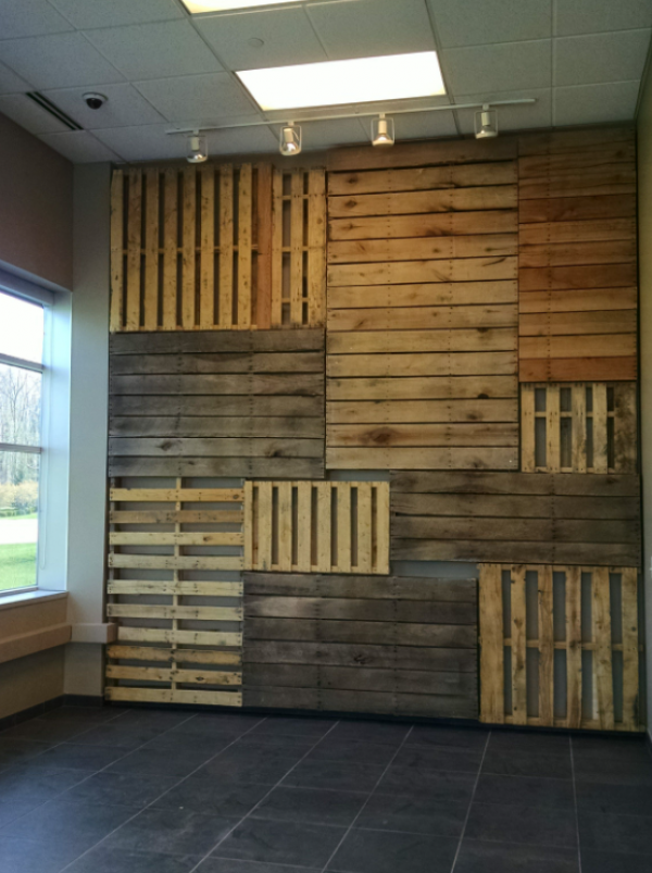 Dekorasi dinding dari kayu palet atau peti kemas